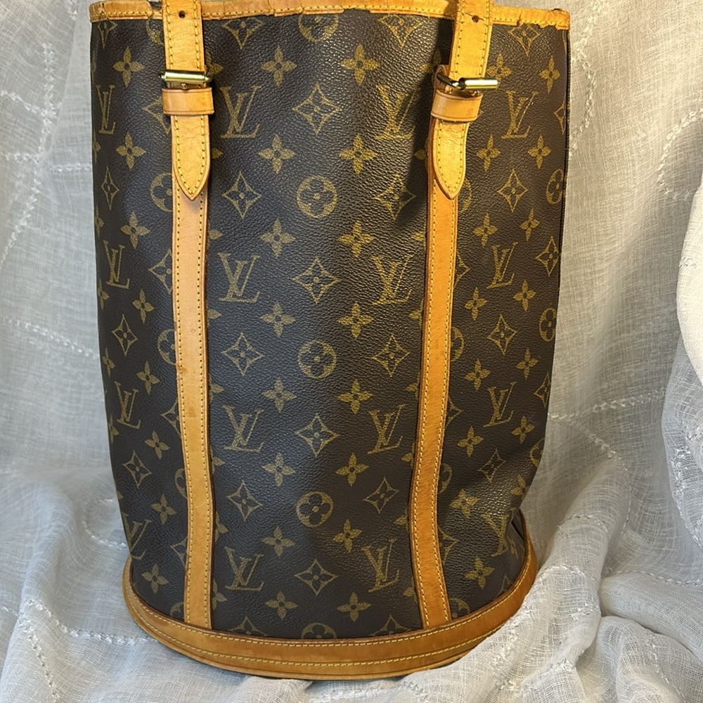 Louis Vuitton leather large bucket GM bag with chain leash inside - Picture 5 of 16